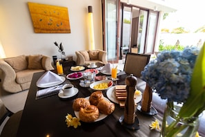 Room service – dining - Villa Portsea (Seminyak)