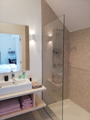 Comfort tweepersoonskamer | Badkamer | Gratis toiletartikelen, een haardroger, handdoeken, zeep
