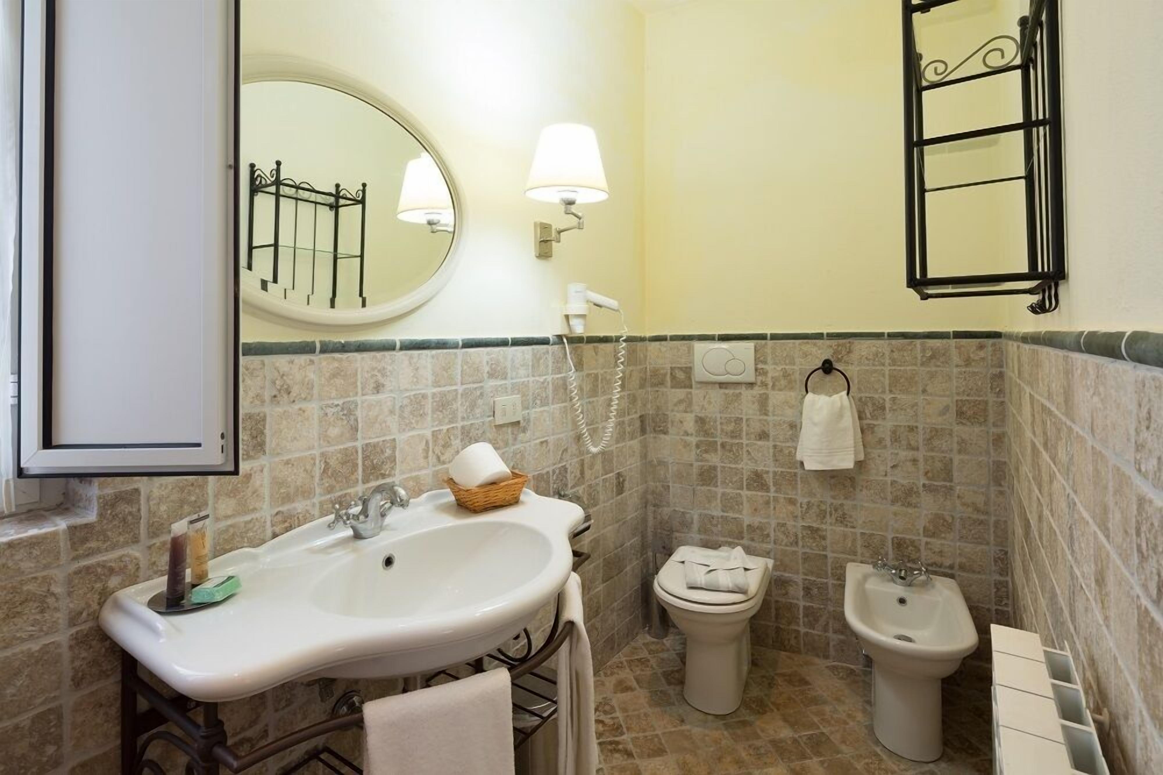 superior double room | bathroom | shower, free toiletries, bathrobes, bidet