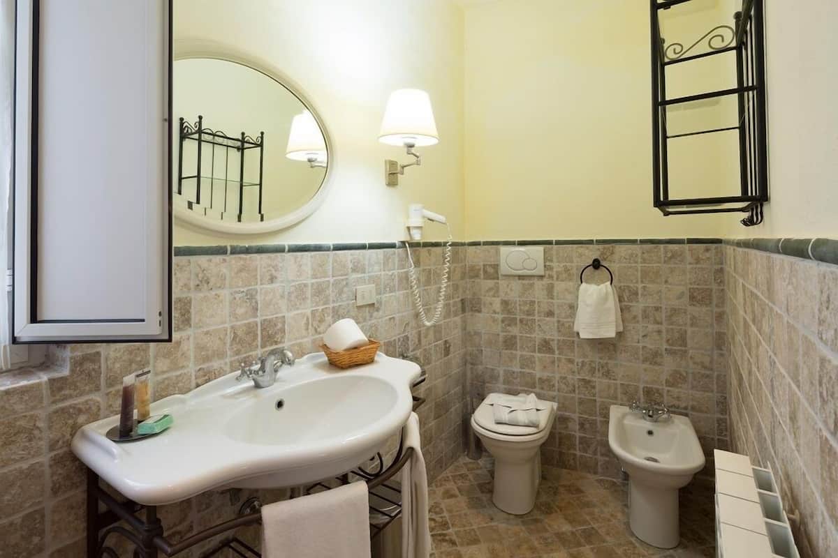 superior double room | bathroom | shower, free toiletries, bathrobes, bidet