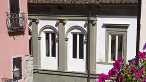 A building with a white facade, grey arches, and a tiled roof. - Hotel & terme Bagni di Lucca (Bagni di Lucca)