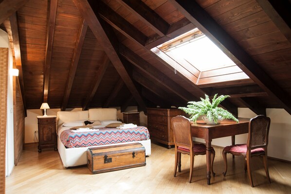 Desk, free cots/infant beds, free WiFi, bed sheets
