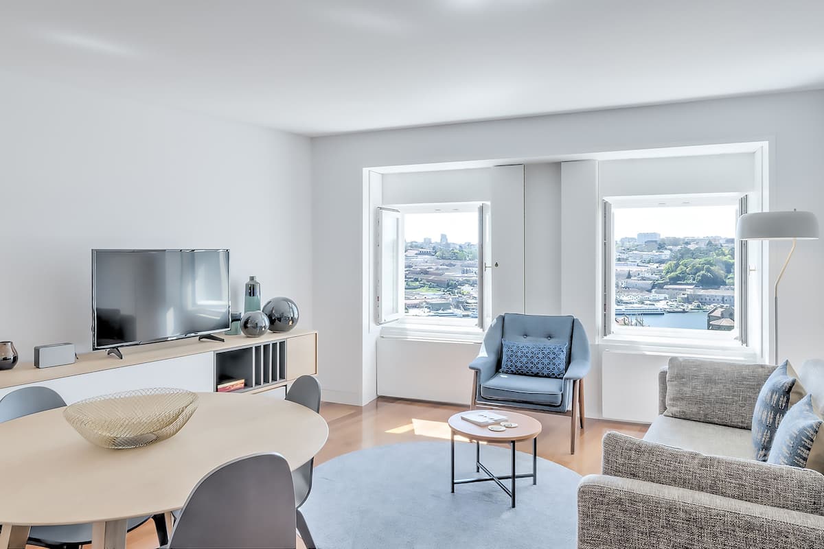 Deluxe-Apartment, 1 Queen-Bett, Flussblick | Wohnzimmer