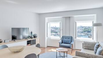 Deluxe Apartment, 1 Queen Bed, River View | Living room