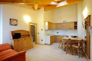 Apartamento, 2 quartos | Área de estar | TV de tela plana