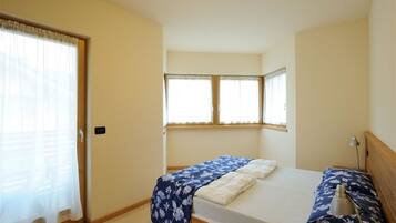 Appartamento, 2 camere da letto | Biancheria da letto di alta qualità, copriletto in piuma, una scrivania