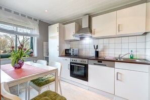 Appartamento Basic | Cucina privata | Frigorifero con congelatore, piano cottura, bollitore elettrico