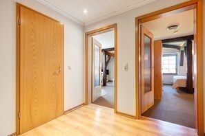 Appartement Économique | Coin séjour | Télévision à écran plat, table de tennis de table