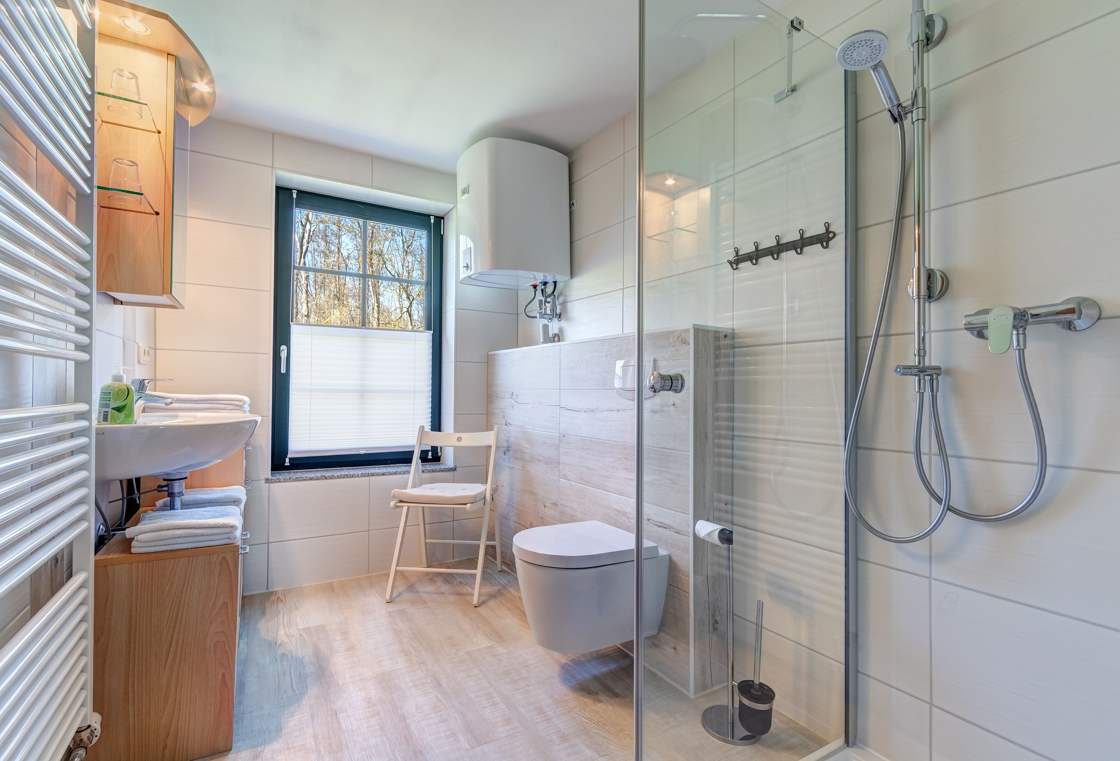 Un baño moderno con inodoro, lavabo y ducha.