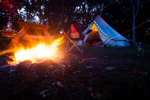 Bell Tent, Shared Bathroom - New Farm Holidays (Boston)