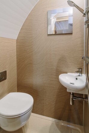 Deluxe Camping Pod, Ensuite | Bathroom | Shower - New Farm Holidays (Boston)