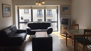 Apartamento, varias camas, no fumadores | Sala de estar | Una televisión