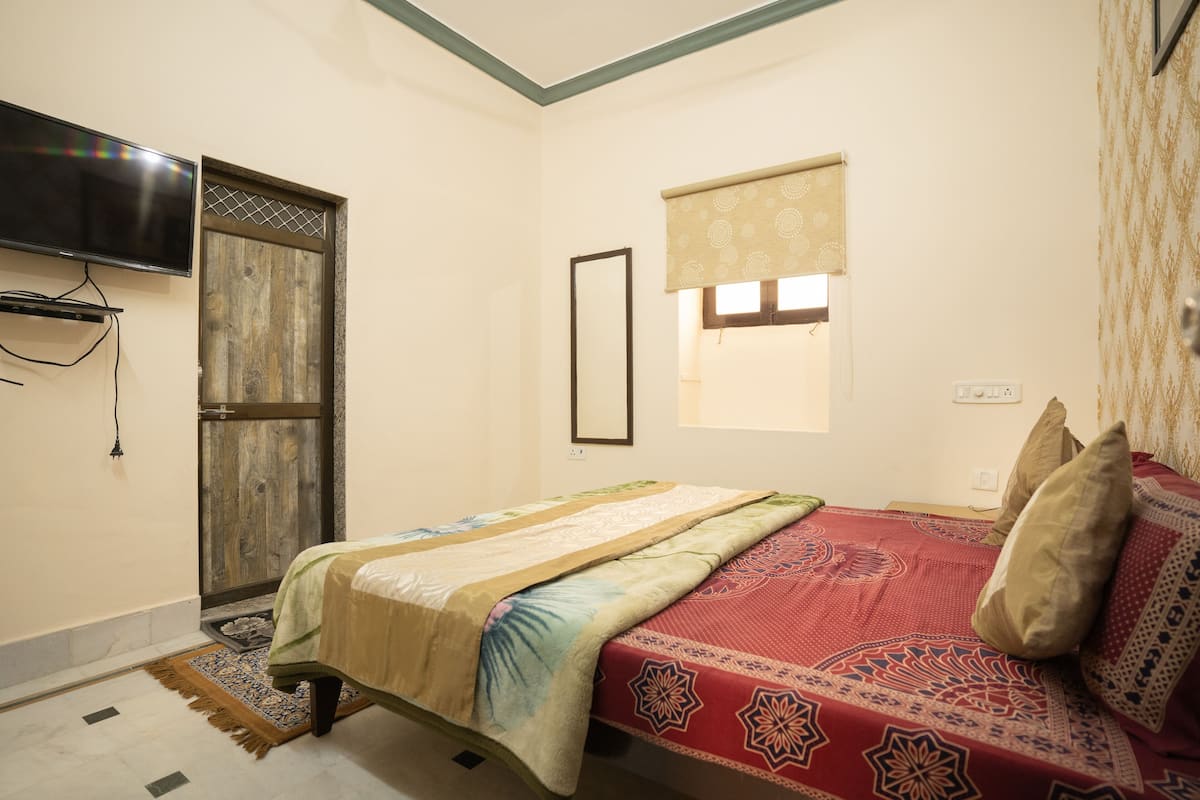 Basic Room | Egyptian cotton sheets, premium bedding, in-room safe, soundproofing