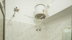 Douche, douche à « effet pluie », chaussons, serviettes fournies