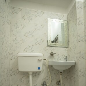 Shower, rainfall showerhead, slippers, towels - Hotel Chouhan Palace (Jaisalmer)