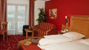 Comfort-Doppelzimmer | Zimmersafe, Schreibtisch, Zustellbetten, kostenloses WLAN