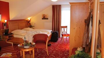 Dobbeltrom – comfort | Safe på rommet, skrivebord og ekstrasenger (mot et tillegg)