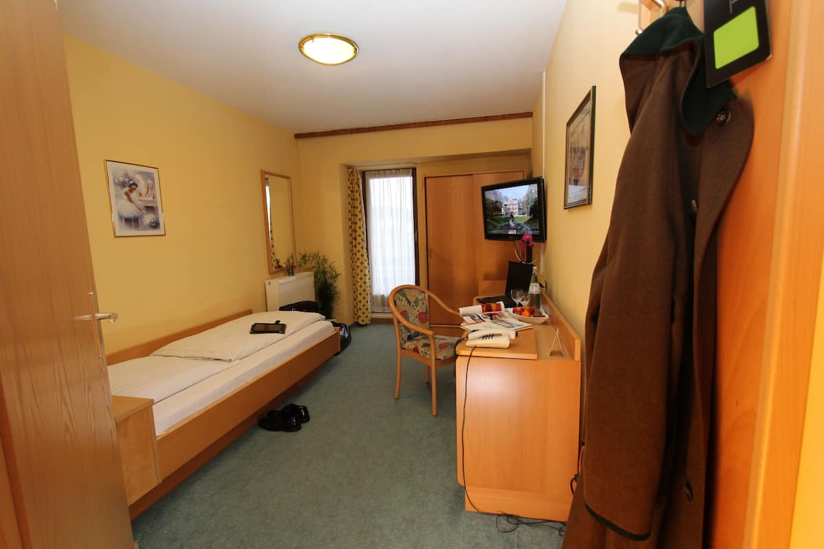 Comfort Single Room | In-room safe, desk, rollaway beds, free WiFi