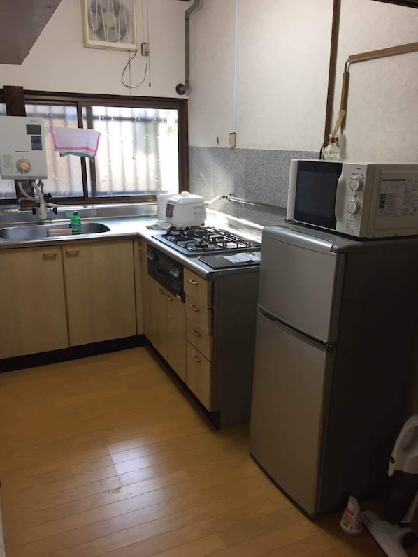 Full-size fridge, microwave, oven, stovetop