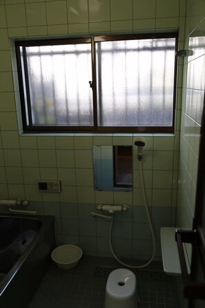 Combined shower/tub, deep soaking tub, hydromassage showerhead - hong hotel (Osaka)
