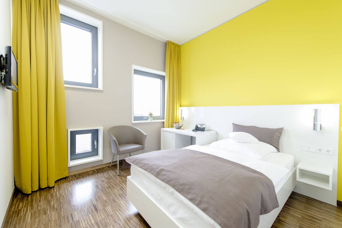 Hypo-allergenic bedding available, WiFi (free)