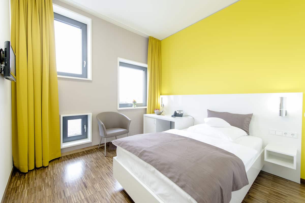 Hypo-allergenic bedding, free WiFi