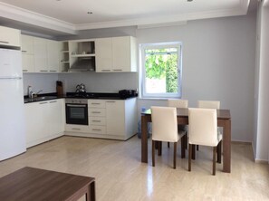 Full-sized fridge, oven, stovetop, dishwasher