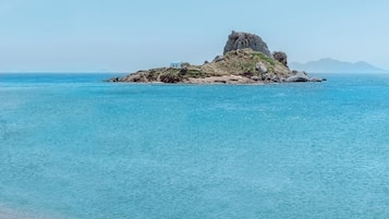 Plage privée, sable blanc, chaises longues, parasols