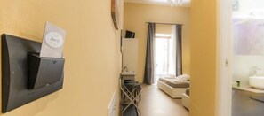 ห้องซูพีเรียทริปเปิล | มินิบาร์, ตู้นิรภัยในห้องพัก, โต๊ะทำงาน, ผ้าม่านกันแสง