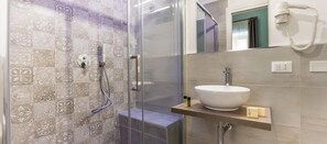 Deluxe Double Room, 1 Queen Bed | Bathroom | Shower, hair dryer, bidet, towels - SheralKes B&B (Palermo)