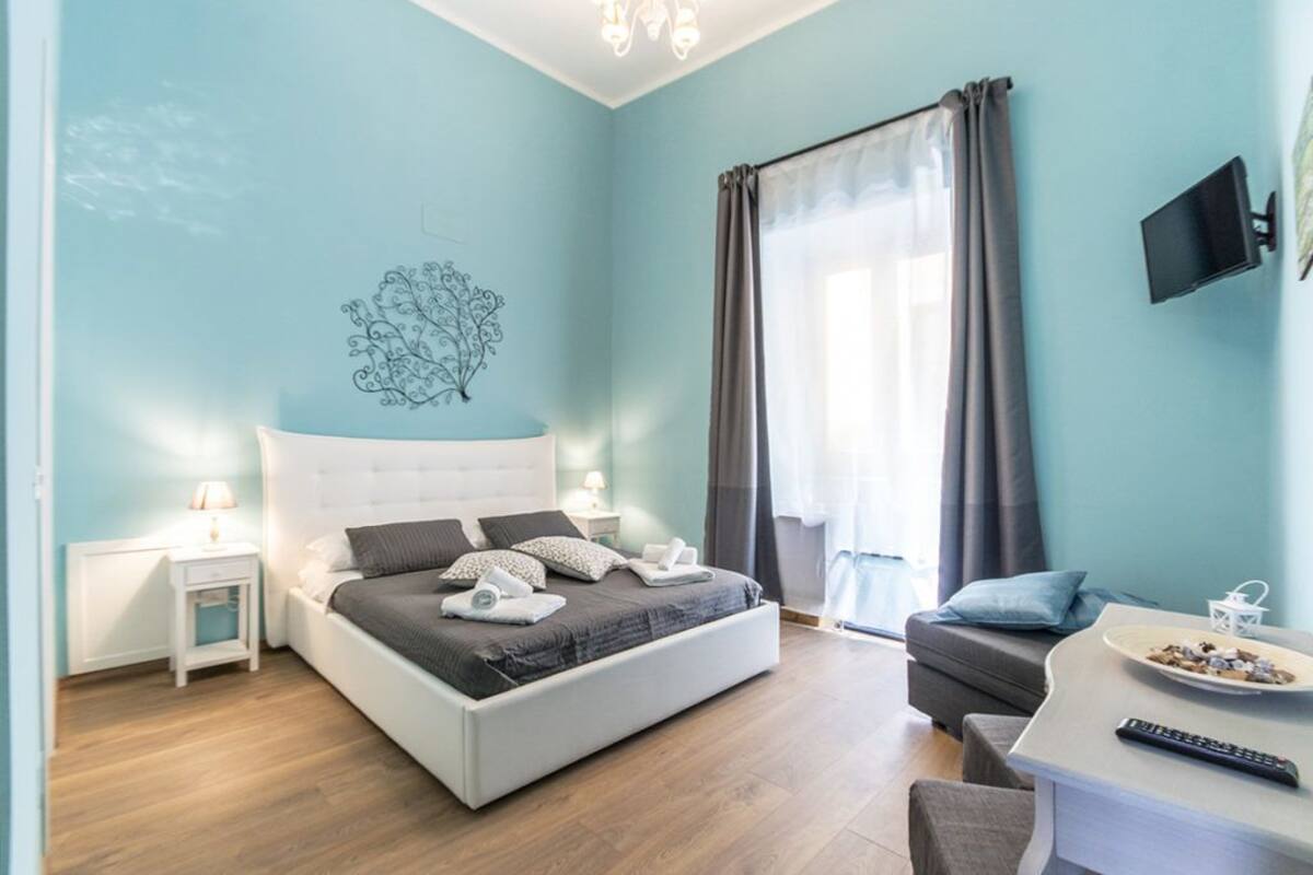 Doppia Deluxe, 1 letto queen | Minibar, una cassaforte in camera, una scrivania, tende oscuranti