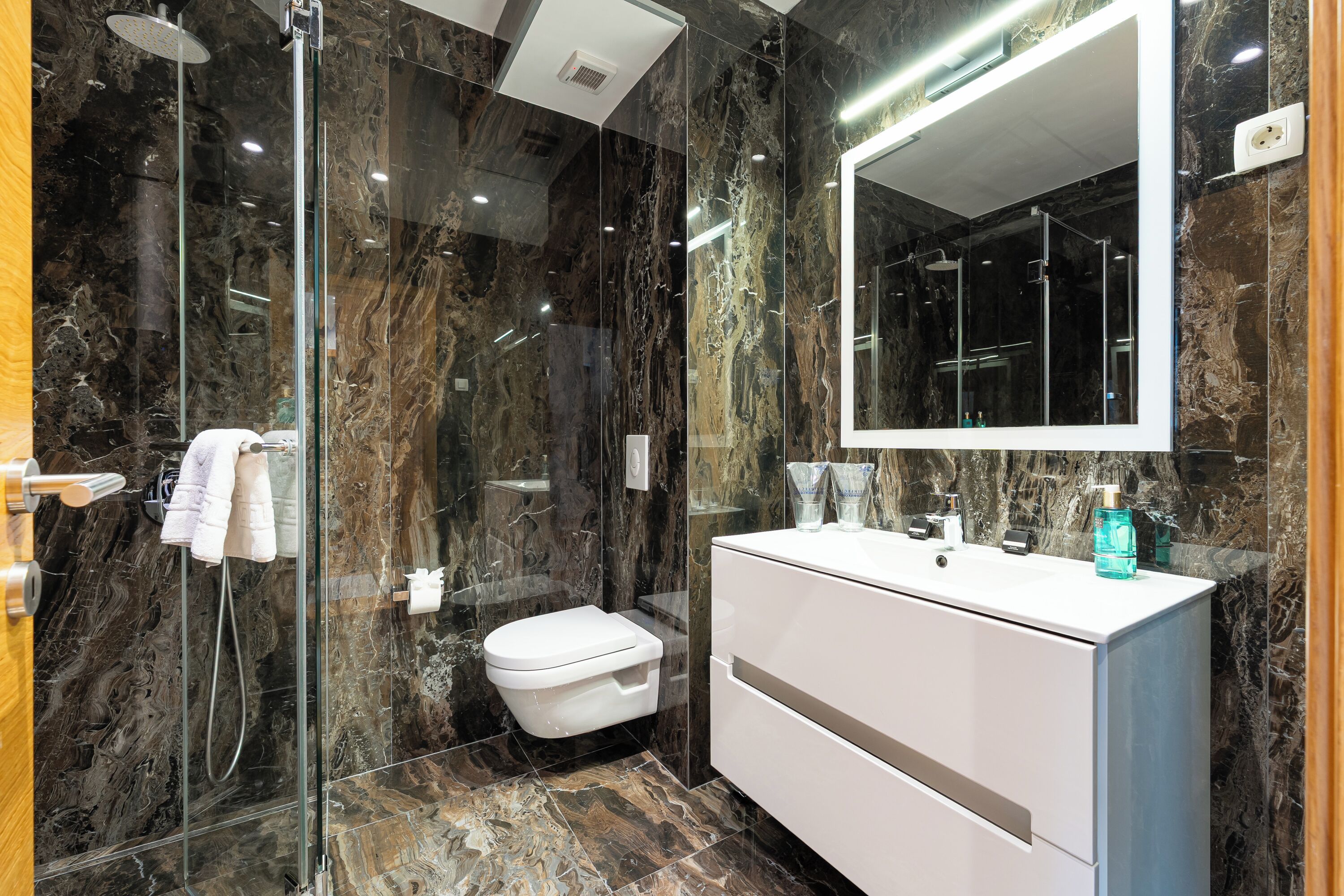 Presidential Room | Bathroom | Shower, free toiletries, hair dryer, slippers