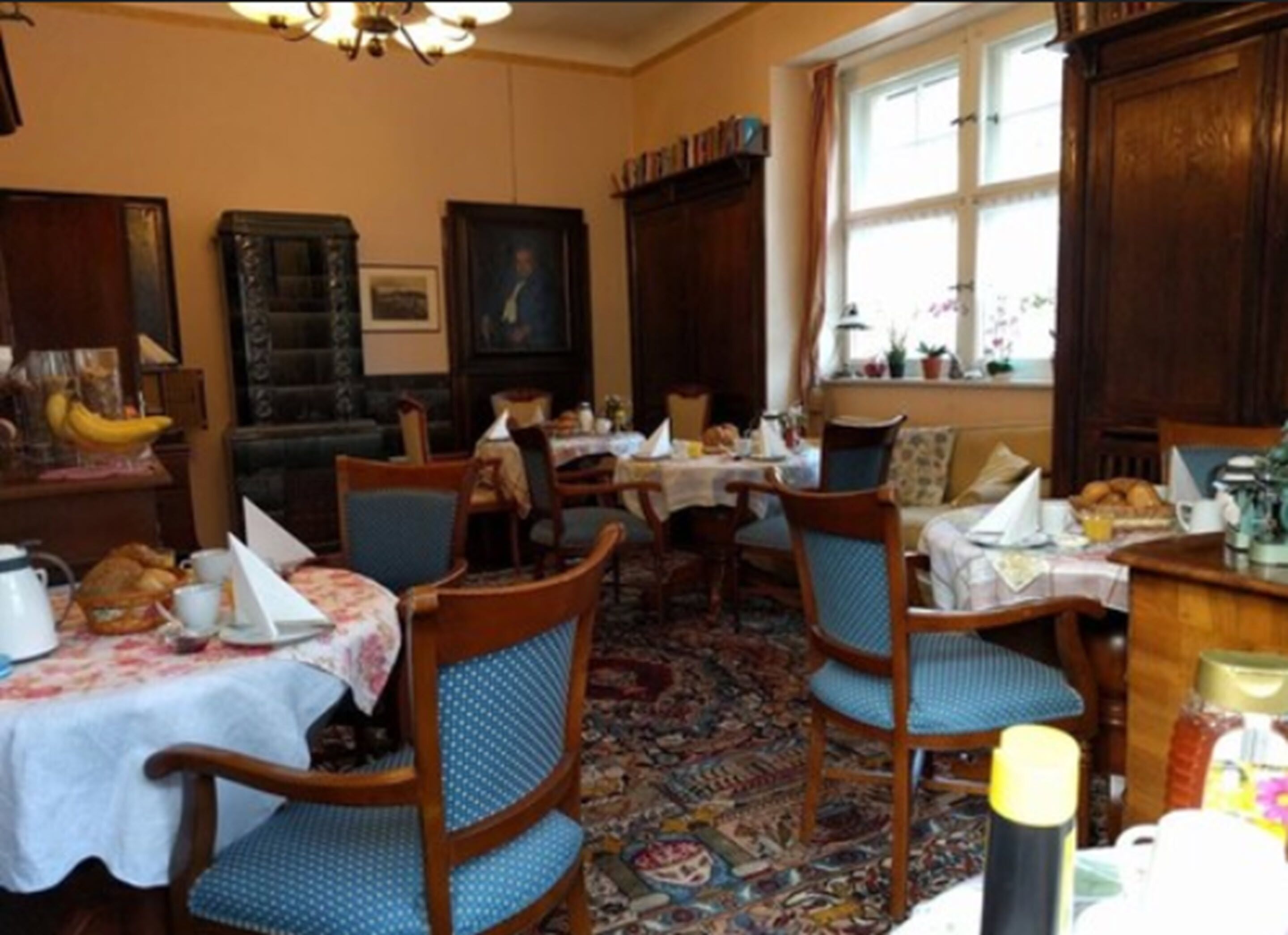 Free continental breakfast on weekends 