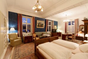 Desk, soundproofing, free WiFi, bed sheets - Hotel Haus Müller (Marburg)