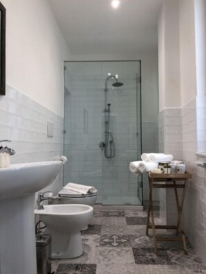 Suite, Garden View | Bathroom | Shower, rainfall showerhead, free toiletries, hair dryer - B&B Paolina (Siena)