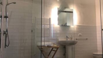Shower, rainfall showerhead, free toiletries, hair dryer