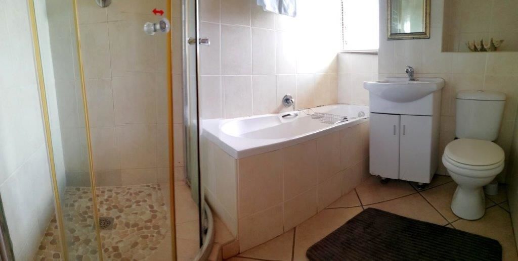 Comfort Apartment, Multiple Beds, Non Smoking | Bathroom | Shower, rainfall showerhead, towels