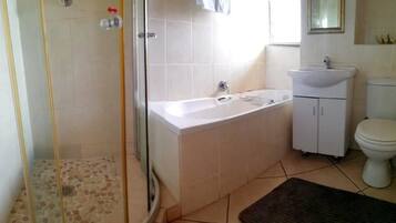 Comfort Apartment, Multiple Beds, Non Smoking | Bathroom | Shower, rainfall showerhead, towels