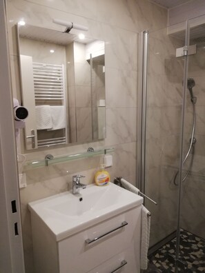 Habitación Confort con 1 cama doble o 2 individuales (1. OG Nr.2) | Baño | Ducha y cabezal de ducha tipo lluvia