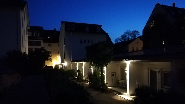 Un quartiere residenziale con case e un sentiero.