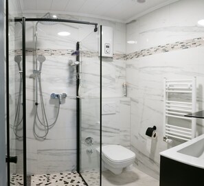 Estudio estándar (EG 09) | Baño | Ducha y cabezal de ducha tipo lluvia