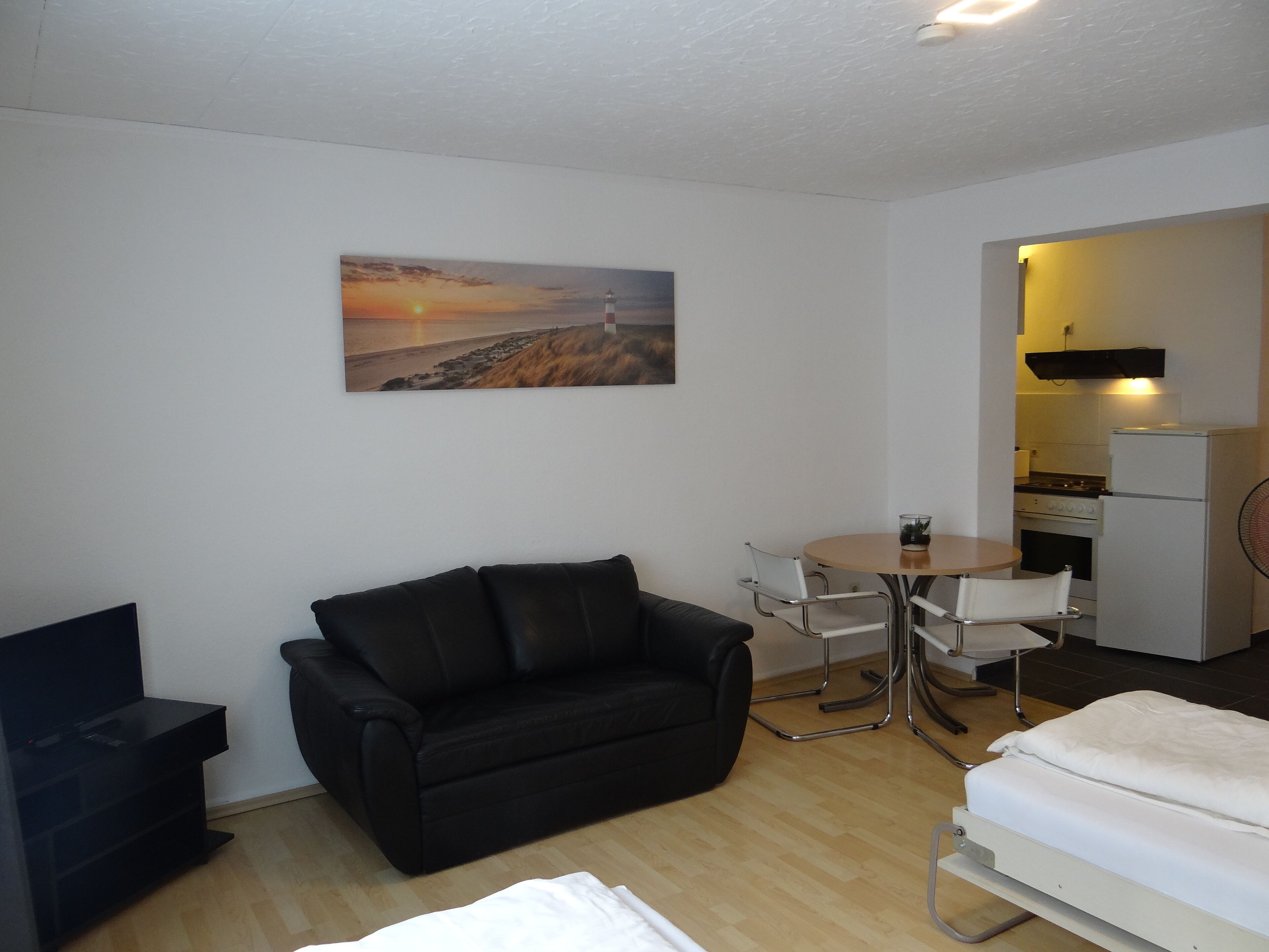 Studio (1. OG, Nr. 1) | Wohnbereich | 115-cm-Smart-TV mit Satellitenempfang, Fernseher