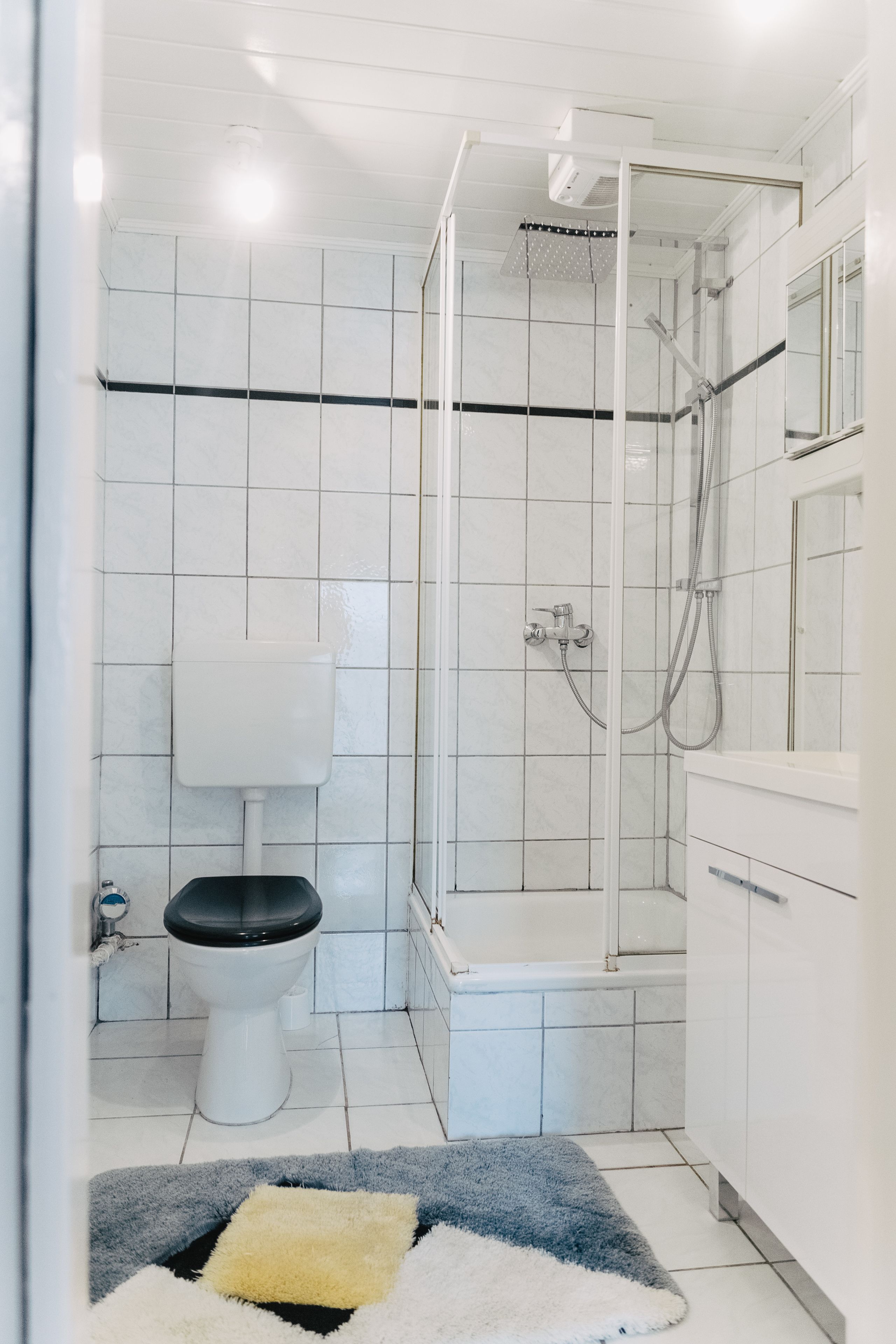 Une salle de bain équipée de toilettes, d’une douche et d’un lavabo.