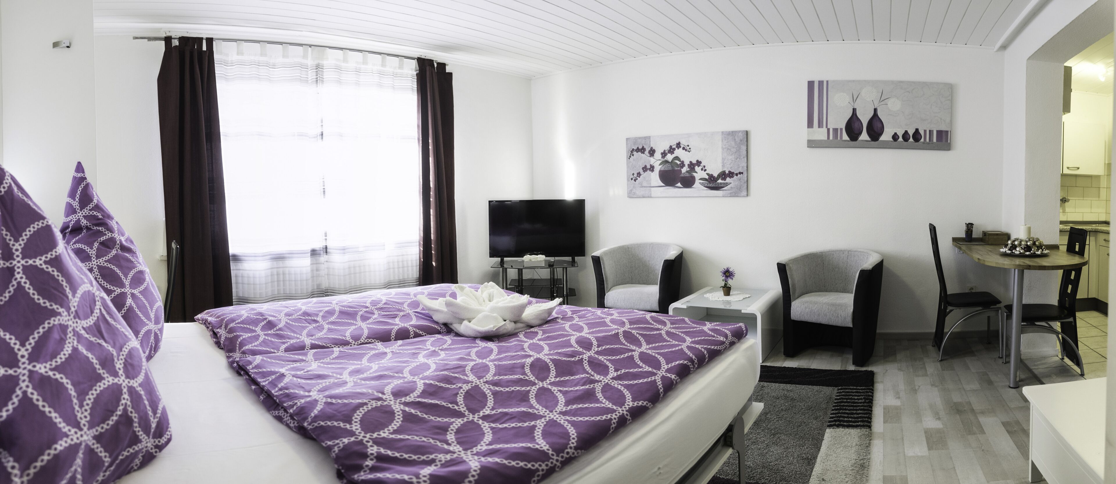 Comfort-Doppel- oder -Zweibettzimmer (2. OG Nr.1) | Wohnbereich | 115-cm-Smart-TV mit Satellitenempfang, Fernseher