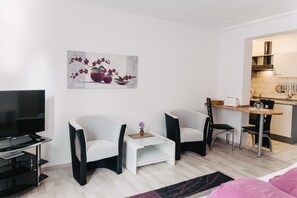 Comfort Double or Twin Room (2. OG Nr.1) | Television - Apartmenthaus am Achteck (Darmstadt)