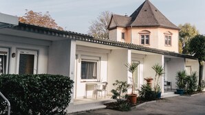 Un edificio a due piani con un balcone e piante in vaso.