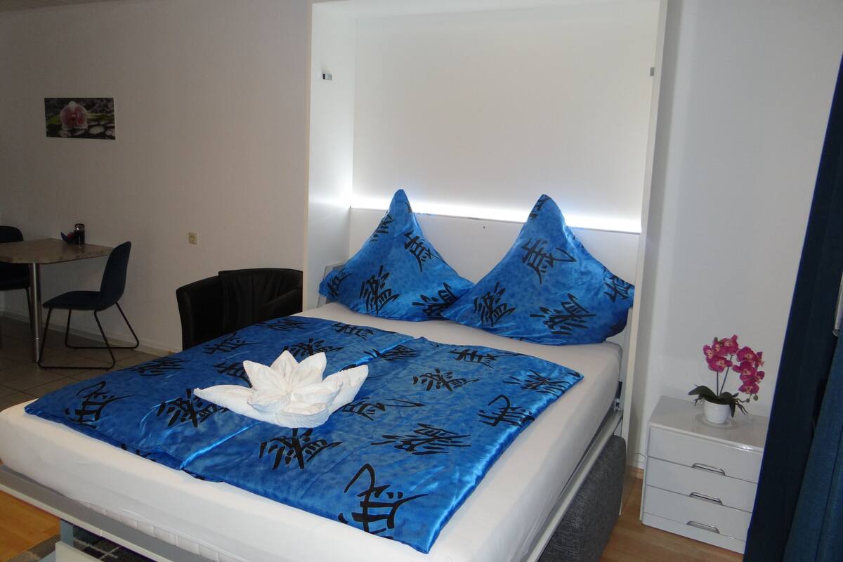 Una habitación de hotel con cama, escritorio y silla.