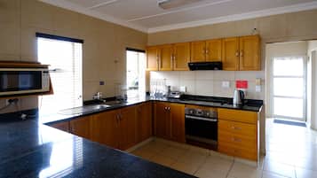 Appartement, 2 chambres, non-fumeurs | Cuisine privée | Réfrigérateur, micro-ondes, four, plaque de cuisson