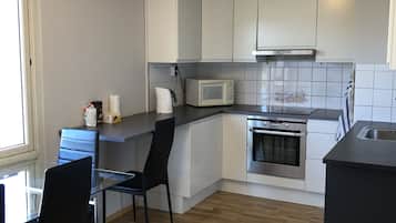 Chambre Double, 1 lit double, salle de bains commune | Cuisine partagée | Grand réfrigérateur, micro-ondes, four, lave-vaisselle