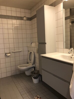 Ducha, artículos de tocador gratuitos, toallas